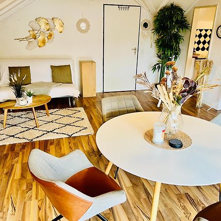Grosse Dachgeschosswohnung Mit Kueche Und Badezimmer An Der Uniklinik Homburg Homburg  Ngoại thất bức ảnh