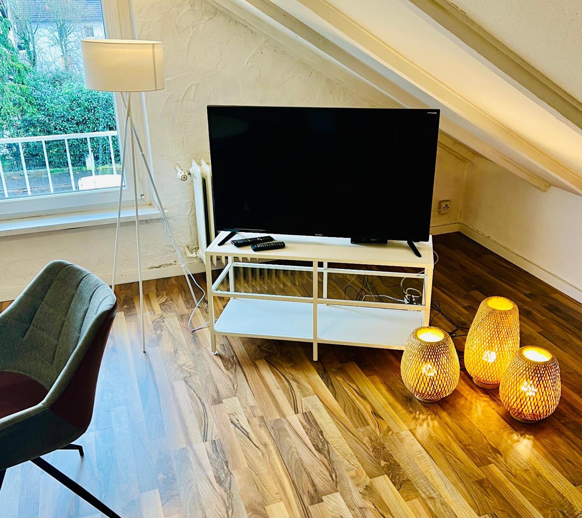 Grosse Dachgeschosswohnung Mit Kueche Und Badezimmer An Der Uniklinik Homburg Homburg  Ngoại thất bức ảnh