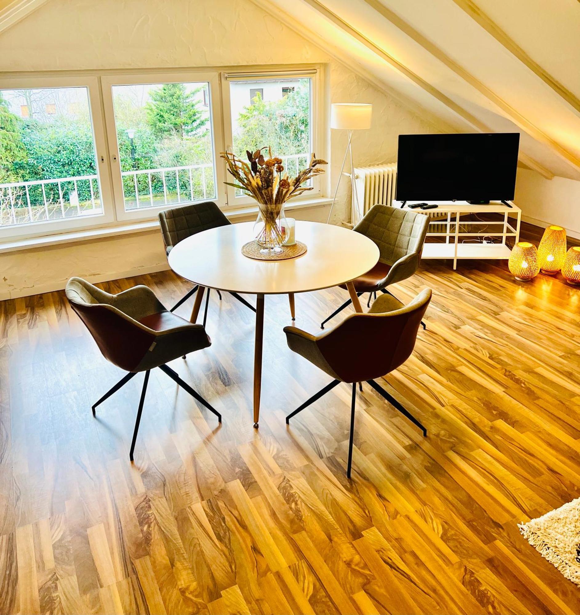 Grosse Dachgeschosswohnung Mit Kueche Und Badezimmer An Der Uniklinik Homburg Homburg  Ngoại thất bức ảnh