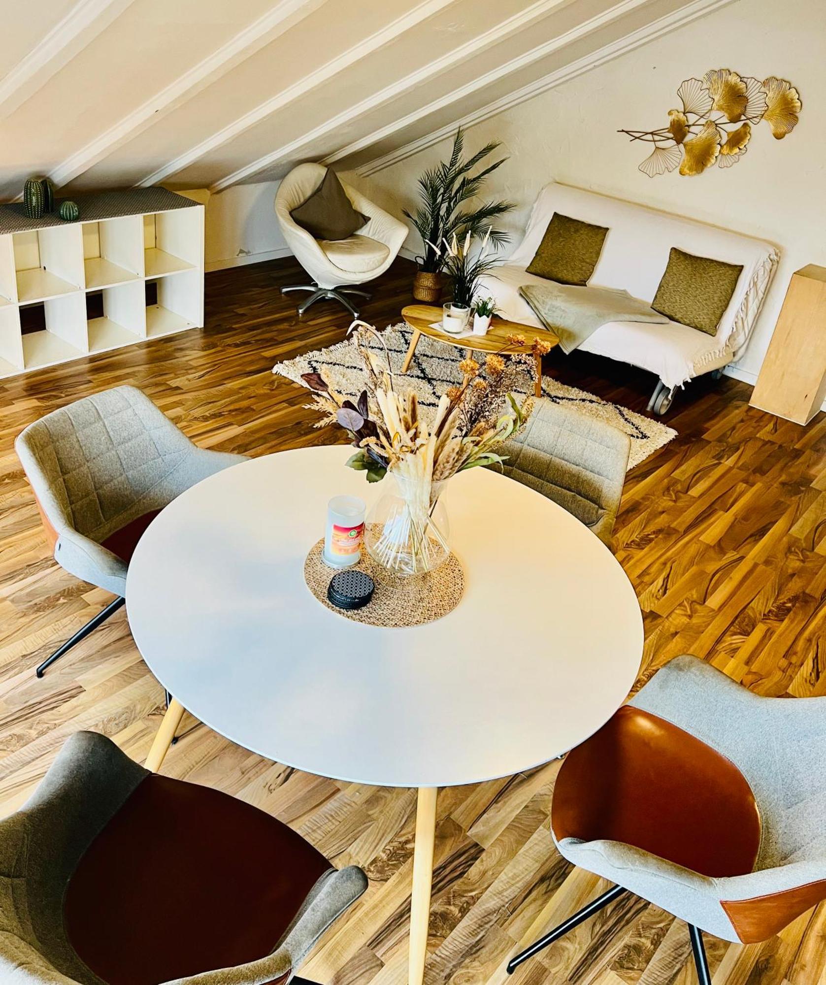 Grosse Dachgeschosswohnung Mit Kueche Und Badezimmer An Der Uniklinik Homburg Homburg  Ngoại thất bức ảnh