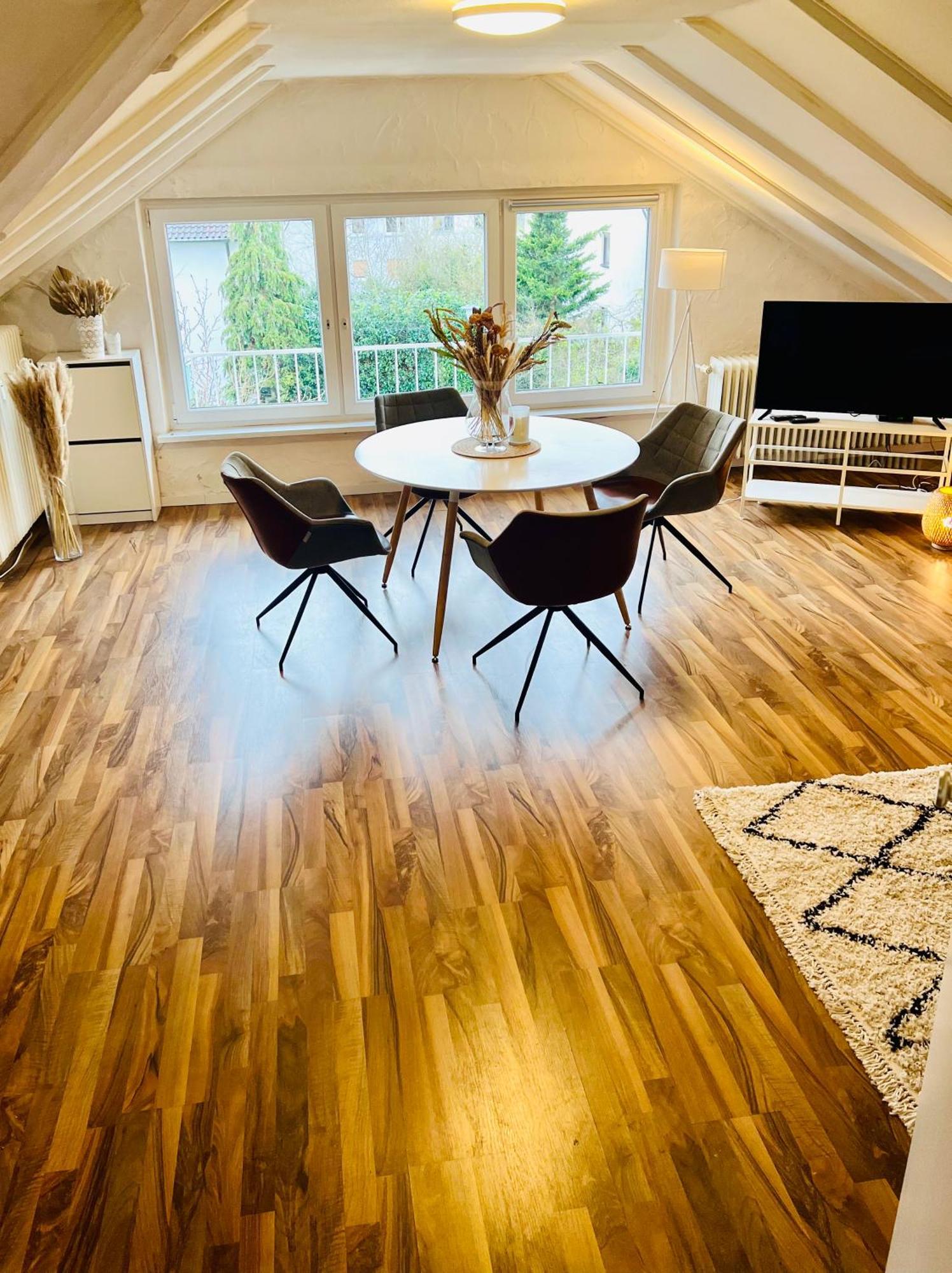 Grosse Dachgeschosswohnung Mit Kueche Und Badezimmer An Der Uniklinik Homburg Homburg  Ngoại thất bức ảnh