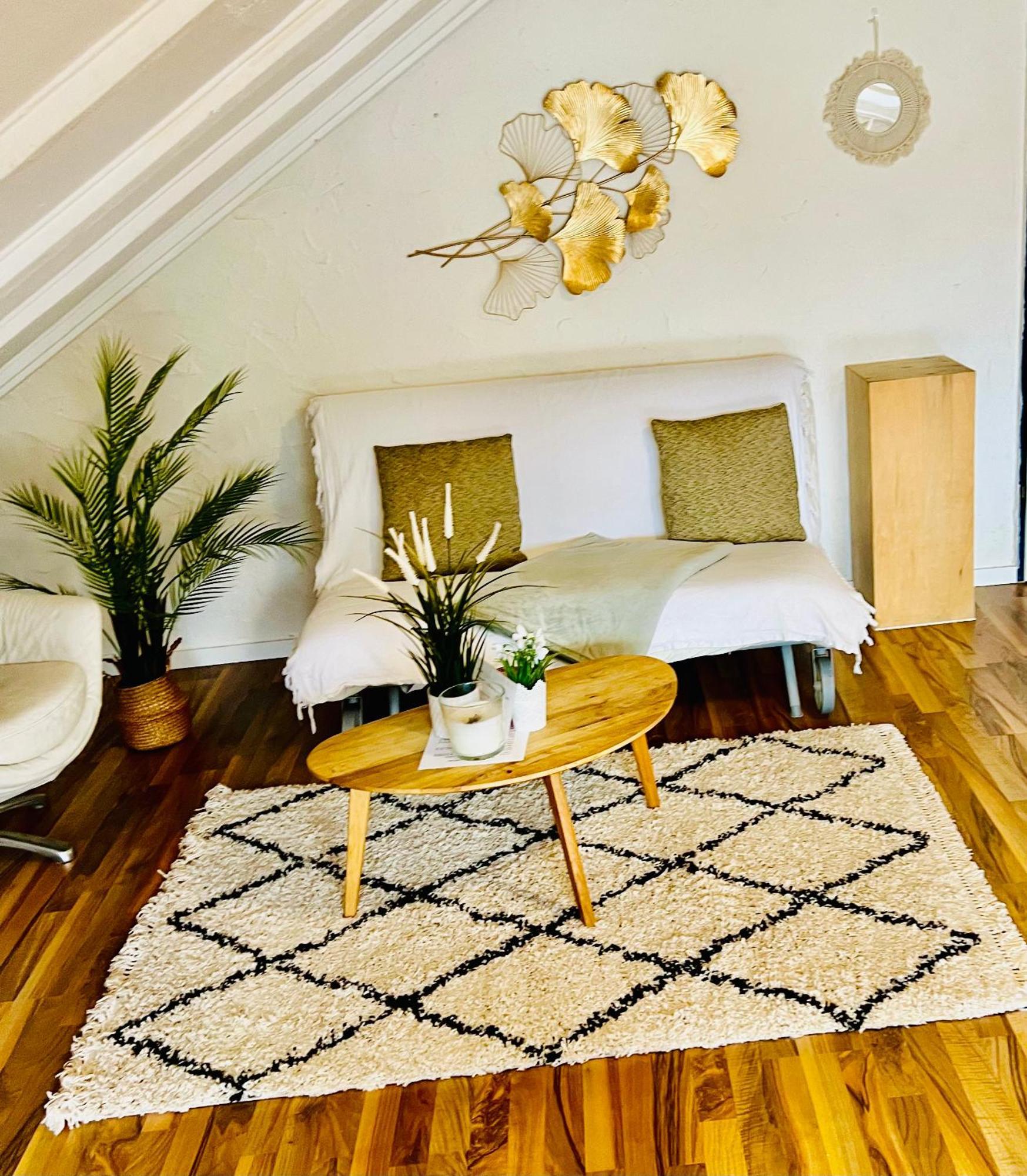 Grosse Dachgeschosswohnung Mit Kueche Und Badezimmer An Der Uniklinik Homburg Homburg  Ngoại thất bức ảnh