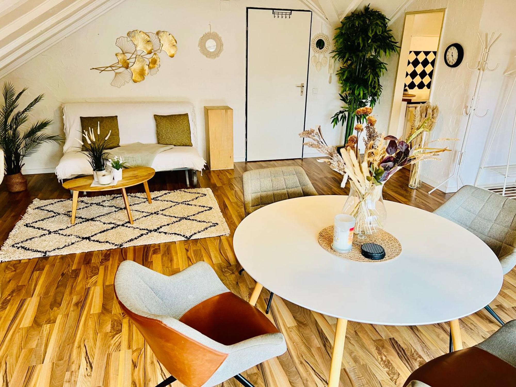 Grosse Dachgeschosswohnung Mit Kueche Und Badezimmer An Der Uniklinik Homburg Homburg  Ngoại thất bức ảnh